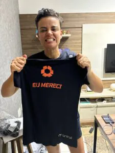Barbara segurando a camiseta